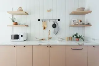 moderne ferskenhytte-køkken med træhylder og hvide shiplap-vægge