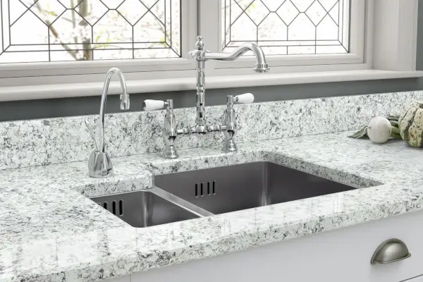 Slik rengjør du en vask i rustfritt stål – 5 trinn til en stripefri glans