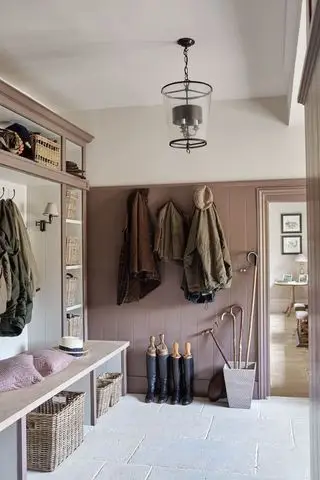 Nápady na dizajn Mudroom so sivou kamennou podlahou doplnenou o štýlové závesné svietidlo, úložné priestory a háčiky na kabáty