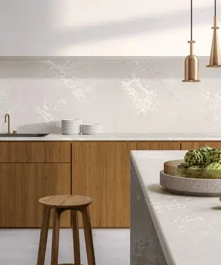 Protector contra salpicaduras de cocina elaborado con mueble de cuarzo y madera