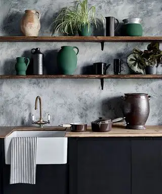 Ideas de cocina gris con pared efecto yeso gris