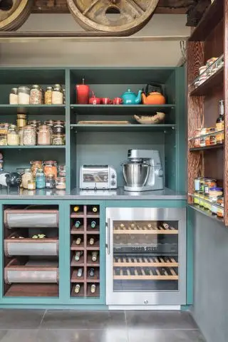 Ideas de despensa con refrigerador para vinos incorporado y espacio para electrodomésticos grandes