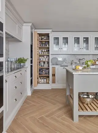 Despensa incorporada a una cocina amueblada a medida