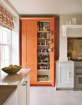Despensa Shaker de Harvey Jones pintada en Charlotte