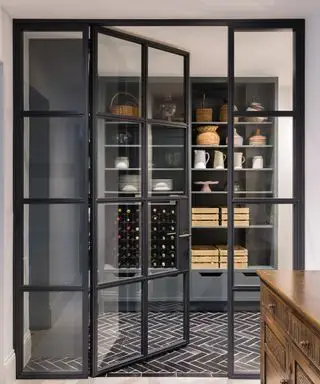Ideas de despensa: despensa con puertas estilo Crittall