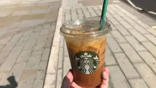 káva s olivovým olejom v šálke Starbucks sa koná na svetlej ulici