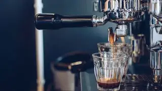Automat na espresso nasáva dva kávové výstrely