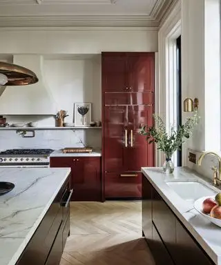 Cocina roja brillante con gabinetes estilo shaker y una isla negra brillante