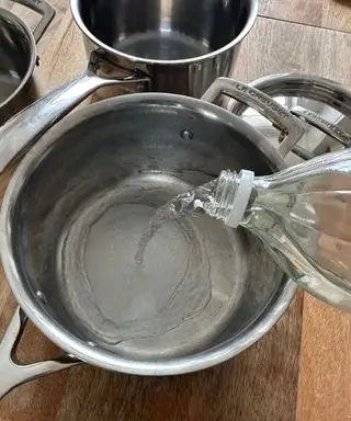 Čistenie nerezových hrncov octom