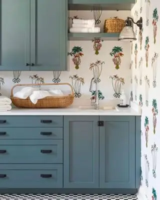 Blaue Waschküche mit Blumentapete und gemustertem Boden von Kristin Challacombe