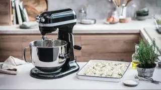 מיקסר סטנד שחור של KitchenAid על השיש