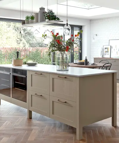 Cocina independiente con pared rosa