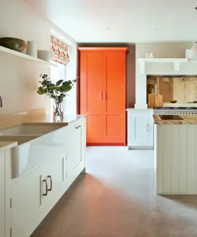 Cocina independiente con gabinetes pintados.