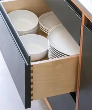 cassetto della cucina con piatti