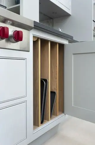 teglie da forno in armadio in legno