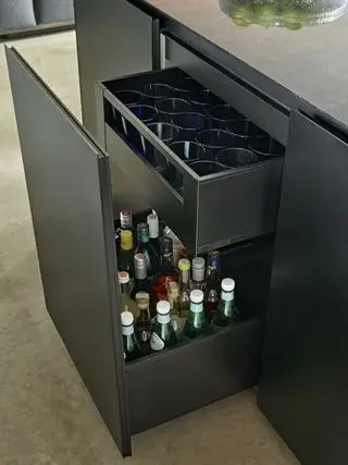 bottiglie e bicchieri in un vano estraibile