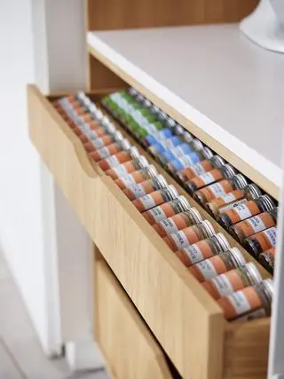 spezie in un cassetto di legno