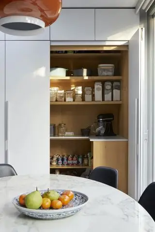 armadio dispensa aperto con spazio etichettato all'interno
