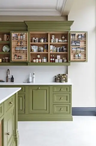 armadi a muro aperti con scaffali all'interno delle ante in cucina verde