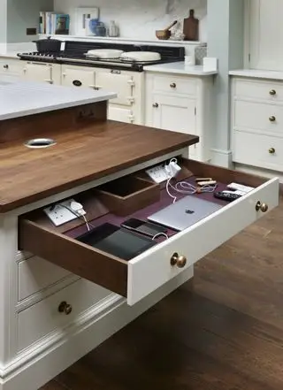 iPad e dispositivi collegati in un cassetto in cucina