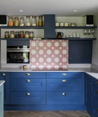 En backsplash-ide for kjøkken med blå skap og rosa fliser