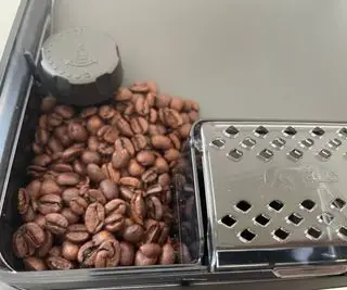 サイドドアを開いた Philips 5400 シリーズ LatteGo の内部の機構を示す