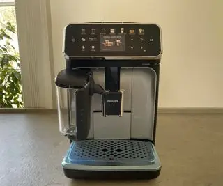 エスプレッソ ショット グラスでエスプレッソを作る Philips 5400 シリーズ LatteGo