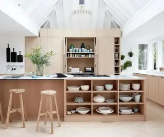 Isola della cucina con scaffali aperti per esporre decorazioni e graziose stoviglie