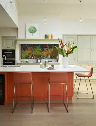 Cucina Martin Moore con isola arancione