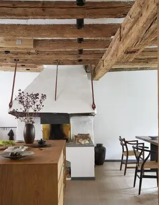 Idee rustiche per un'isola cucina in legno in uno spazio in stile cottage di campagna con soffitto con travi a vista.