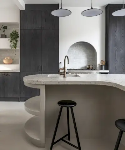 Isola della cucina con lavello installato al suo interno