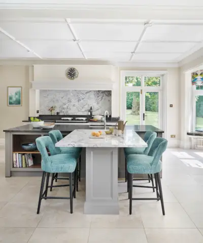 Cucina moderna neutra con isola
