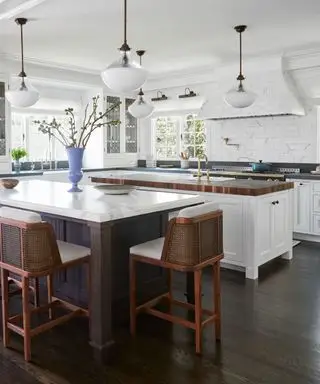 cucina moderna con due isole