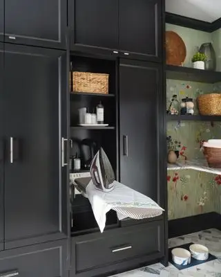 Armoire noire, sol carrelé, étagères noires