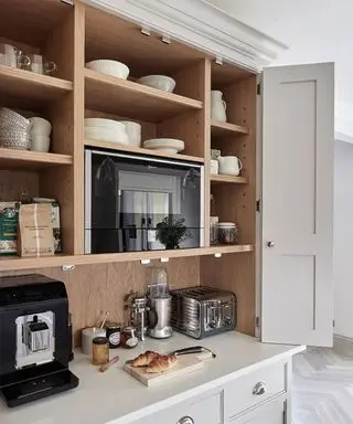 Primer plano de una despensa gris y de madera con puertas plegables