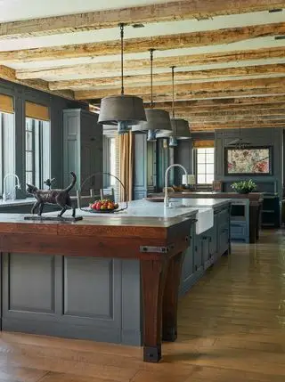 Idee accoglienti per mobili da cucina verniciati in grigio scuro, con travi in ​​legno rustiche e pavimenti in legno in uno schema country tradizionale.