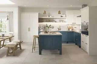 cucina abitabile con armadi blu e bianchi