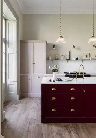 Cucina rosa Harvey Jones con colore dell'isola a contrasto