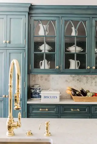 cucina con mobili verde acqua invecchiati e rubinetto e lavello in ottone K. Marshall Design