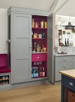 credenza dispensa grigia con interni rosa acceso