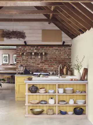 isola cucina gialla con frontale aperto e contenitori Morris & Co