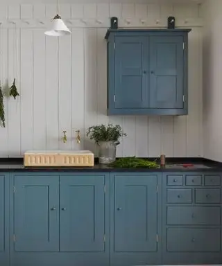 Pequeña cocina con agitador azul y fregadero estriado vintage de Plain English Design