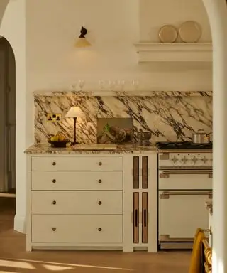 Cocina neptune neutra con gabinetes estilo shaker y encimera y protector contra salpicaduras de mármol