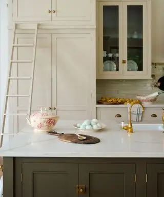 Cocina shaker bicolor beige y crema de devol
