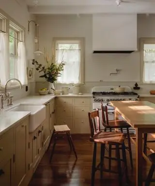 Jeccica Helgerson diseño de interiores cocina estilo shaker neutra sin gabinetes de pared y accesorios cálidos