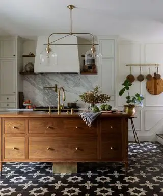 isla de cocina de madera con cajones