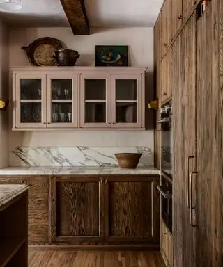 Idéias para armários de cozinha de madeira com armários pintados de marrom