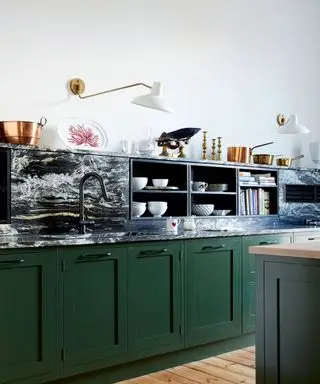 Küche mit grünen Schränken und Marmorrückwand mit Stauraum