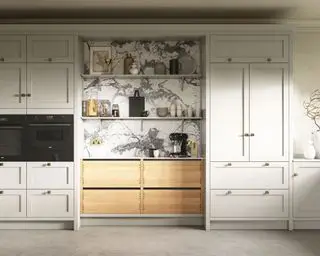 Einwandige Küche mit Shaker-Schränken und Marmorrückwand