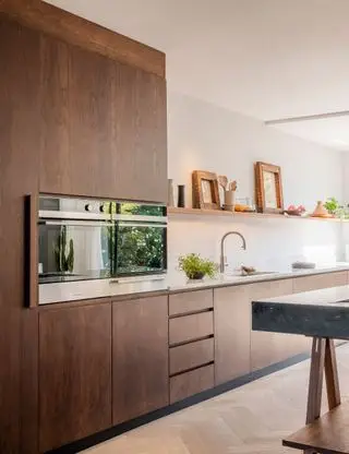 Einwandige Küche mit Holzschränken